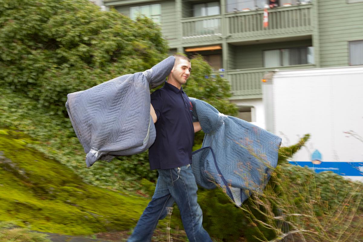 Foster's mover carrying packing blankets on the job in Victoria